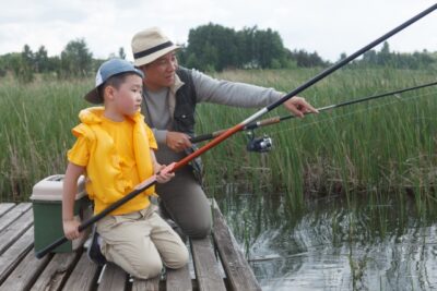 釣りを教えるおじいちゃん