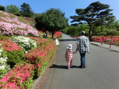 女の子の手を引く祖母