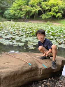 ザリガニ釣りの男子