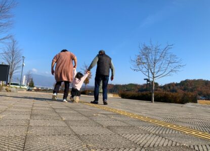 孫と歩く祖父母