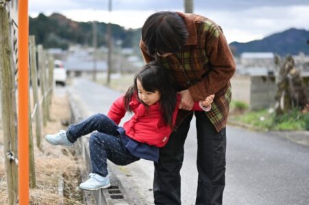 祖母に甘える女の子