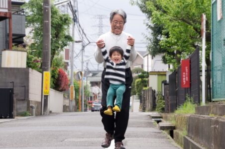 祖父にぶら下がる男の子