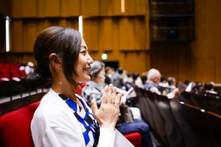 観客席の女性