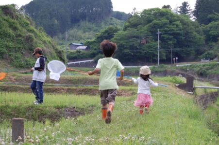 走りまわる子ども