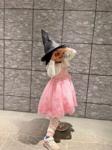ハロウィンの仮装をする女の子