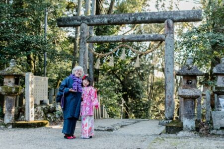 祖母と着飾る孫