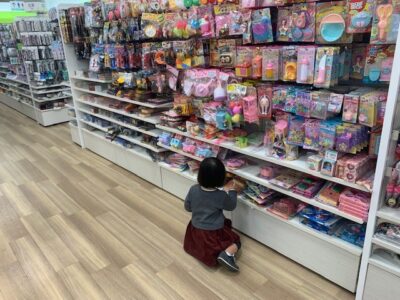 おもちゃ売り場の女の子