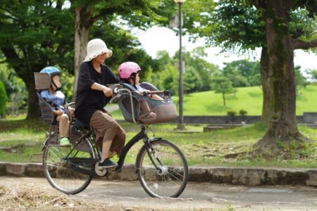 自転車で送迎する母