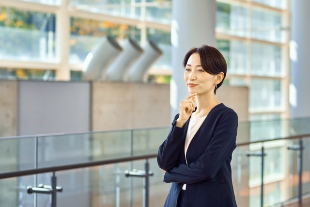 スーツの女性