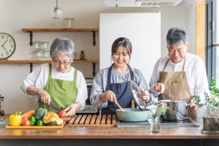 料理をする高齢者