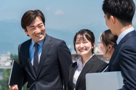 語り合うビジネスマン